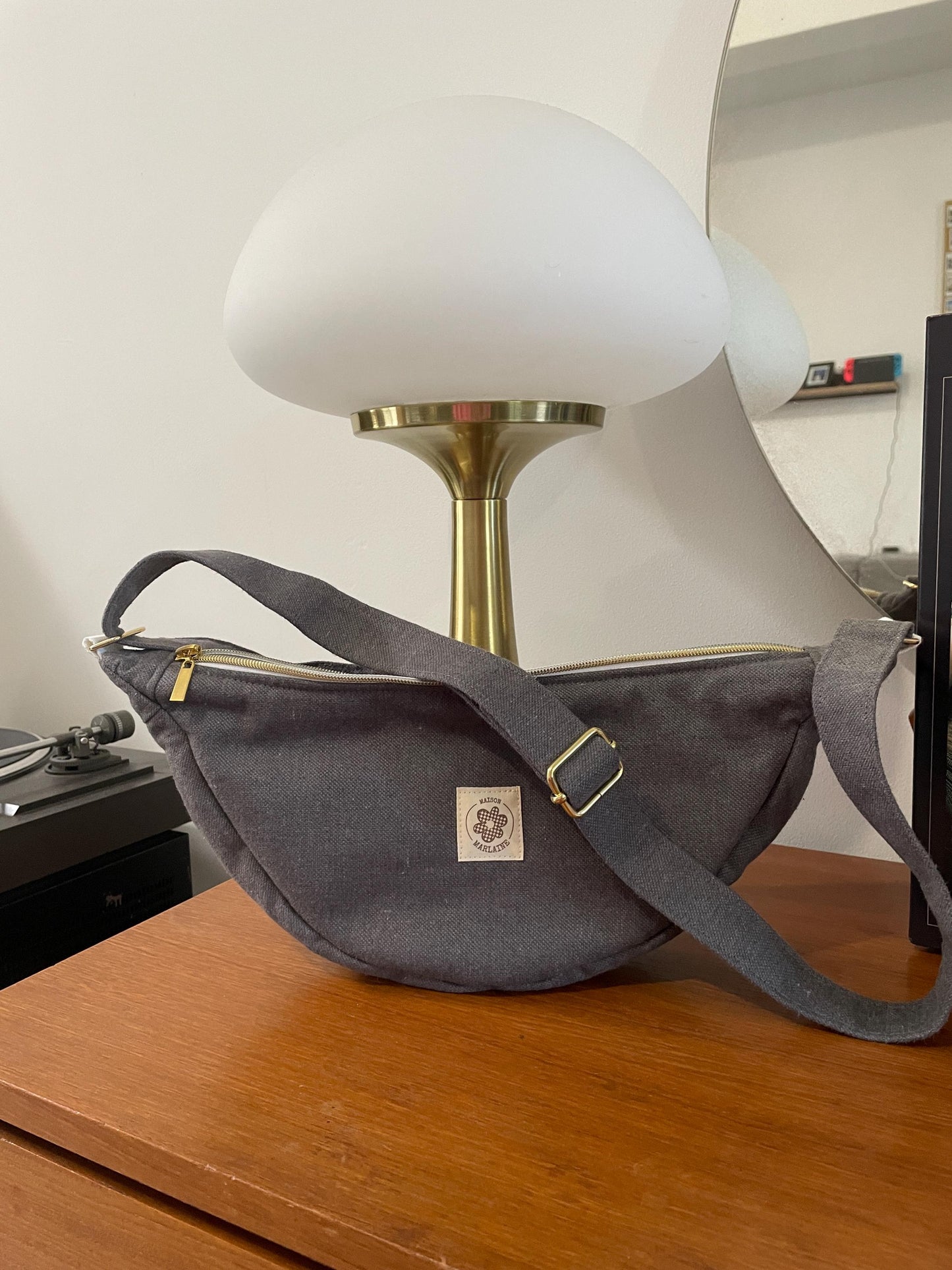 Sac demi lune gris modèle Marcelle